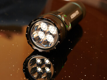 Vier LEDs als eine Lichtquelle, hier im Moonlight-Modus. (Foto: Andreas Sebayang/Notebookcheck.com)