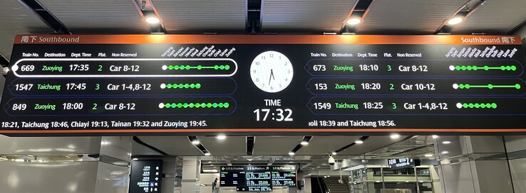 Taiwan setzt schon seit vielen Jahren auf große LED-Anzeigen. Hier sieht man gut, wie unterschiedlich die Züge fahren.