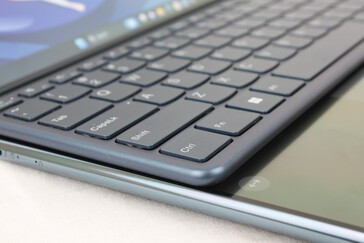 Leider hat die Tastatur keine Hintergrundbeleuchtung.