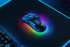 Die Razer Cobra Pro Gaming-Maus besitzt eine LED-Beleuchtung an der Unterseite. (Bild: Razer)