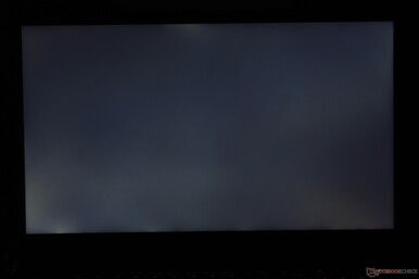 Mäßig unebenes Backlight Bleeding entlang der unteren linken Ecke