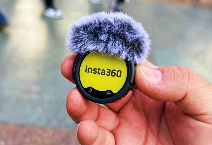 Das Insta360 Mic Pro hat ein Display
