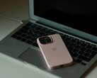 Ein iPhone liegt auf der Tastatur eines aufgeklappten MacBook Air