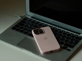 Ein iPhone liegt auf der Tastatur eines aufgeklappten MacBook Air