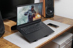 XMG Apex 17 (M25) auf dem Schreibtisch