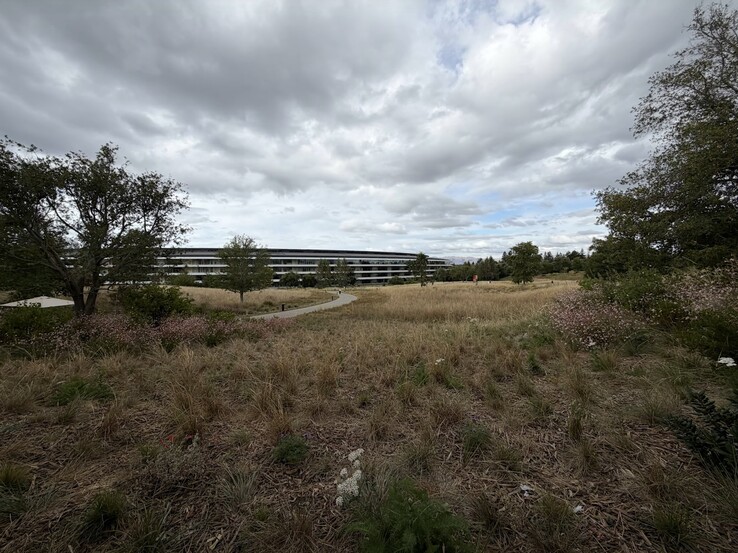 0,5-facher Zoom (13 mm f/2.2 Ultraweitwinkel-Kamera)