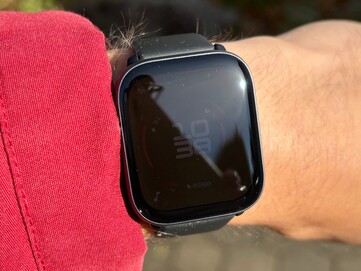 In der Sonne ist das Display der Amazfit Active nur schwer ablesbar.