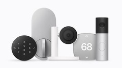 Türschloss mit Tastenfeld, Innenkamera, Videotürklingel und Thermostat der Apple Home Collection nebeneinander