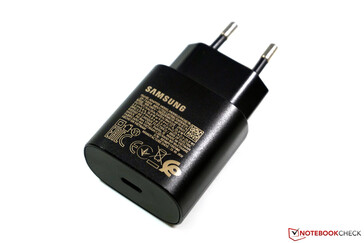 Das leichte 25-Watt-Netzteil wiegt nur 91 Gramm ...