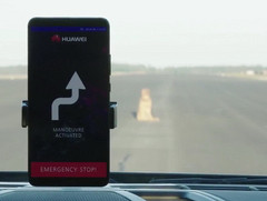 Porsche Panamera wird von Huawei-Smartphone Mate 10 Pro gesteuert.