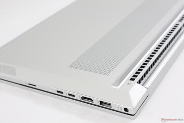 Lüftungsschlitze erstrecken sich über die gesamte Breite der hinteren Kante und den Großteil der Bodenplatte