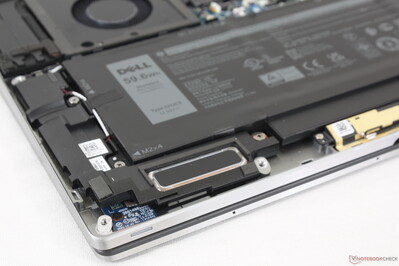 Zwei Lautsprecher an den vorderen Ecken und zwei seitlich neben der Tastatur Zwei Lautsprecher an den vorderen Ecken und zwei seitlich neben der Tastatur