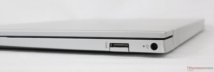 Rechts: USB-A 5 Gbps, AC-Adapter