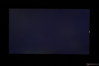 Leichtes, unebenes Backlight Bleeding entlang der oberen und unteren Kanten