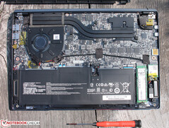 Der einfache Weg ins Innere: Kreuz-Schrauben lösen und mit einem Fugenglätter Bodenplatte aufhebeln