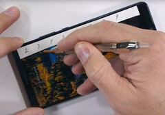 Zach von JerryRigEverything hat das Mate 10 Pro von Huawei etwas malträtiert.