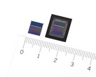 Links der neue Sony IMX500, rechts der IMX501, bei dem es sich um denselben Sensor in einem Ceramic LGA-Package handelt. (Bild: Sony)