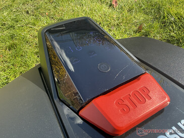 Bedieneinheit und Display am Mähroboter