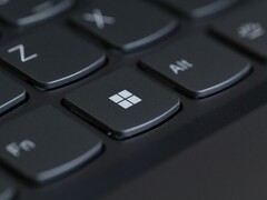 Nahaufnahme einer Tastatur mit der Windows-Taste im Fokus