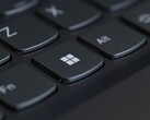 Nahaufnahme einer Tastatur mit der Windows-Taste im Fokus