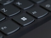 Nahaufnahme einer Tastatur mit der Windows-Taste im Fokus