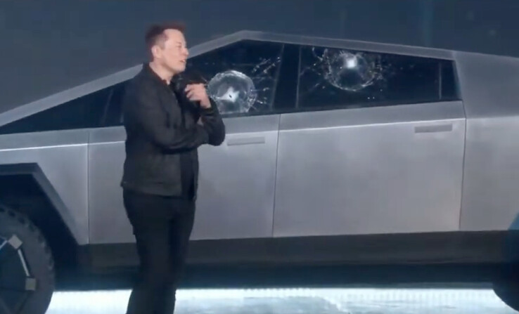 Elon Musk schien von dem zerschmetterten "Panzer"-Glas des Cybertrucks überrascht zu sein (Bild: Tesla)