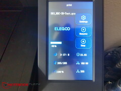 Die Druckansicht: In der unteren Hälfte steht die vergangene Zeit, darunter die Temperaturen des Hotends und des Druckbettes