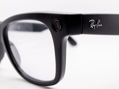 Nahaufnahme einer schwarzen Ray-Ban-Meta-Brille mit Kameralinse am Rahmen