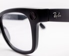 Nahaufnahme einer schwarzen Ray-Ban-Meta-Brille mit Kameralinse am Rahmen