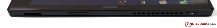 Rechts: Steckplatz für optionalen Stifthalter, Lautstärkewippe, Power-Button (beleuchtet)