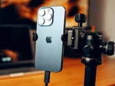 Die Periskop-Tele-Kamera des iPhone 15 Pro Max kostet Apple deutlich mehr. (Bild: Yianni Mathioudakis)
