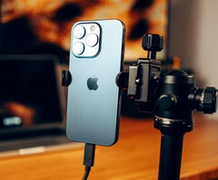 Die Periskop-Tele-Kamera des iPhone 15 Pro Max kostet Apple deutlich mehr. (Bild: Yianni Mathioudakis)
