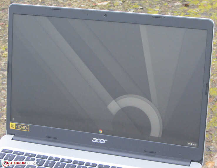 Das Chromebook im Freien (geschossen bei komplett bedecktem Himmel).