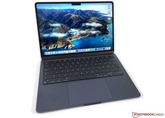Apple Macbook Air 13 M2 im Cyber-Sale mit 8 GB RAM und 256 GB SSD in Mitternachtsblau für 969 Euro (Bild: Andreas Osthoff)