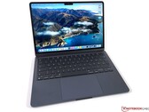 Apple Macbook Air 13 M2 im Cyber-Sale mit 8 GB RAM und 256 GB SSD in Mitternachtsblau für 969 Euro (Bild: Andreas Osthoff)