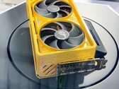 Asus hat eine 7,2 Klogramm schwere GeForce RTX 5090D mit rund fünf Kilogramm echtem Gold vorgestellt. (Bildquelle: @realVictor_M)