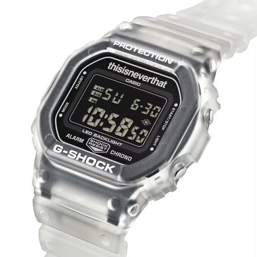 Schräg aufgenommens Nahaufnahme der Casio G-Shock DW-5600TNT-7 mit transluzentem Gehäuse und invertiertem Digitaldisplay.