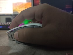 Trotz nicht vorhandener Gummigriffe liegt die M65 RGB Elite gut in der Hand