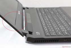 Spalt zwischen Panel und Rand, wo der Übergang eher flach sein sollte.