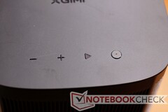 Oben: Lautstärke, Play, Power