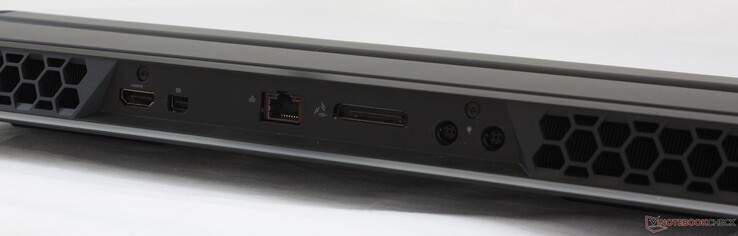 Rückseite: HDMI 2.0, Mini-DisplayPort 1.4, 2.5 GBps RJ-45, Grafikverstärker, 2x Netzanschluss