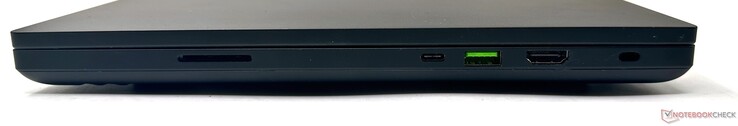 Rechts: UHS-II-SD-Reader, Thunderbolt 4, USB-A 3.2 Gen2, HDMI 2.1-Out, Kensington