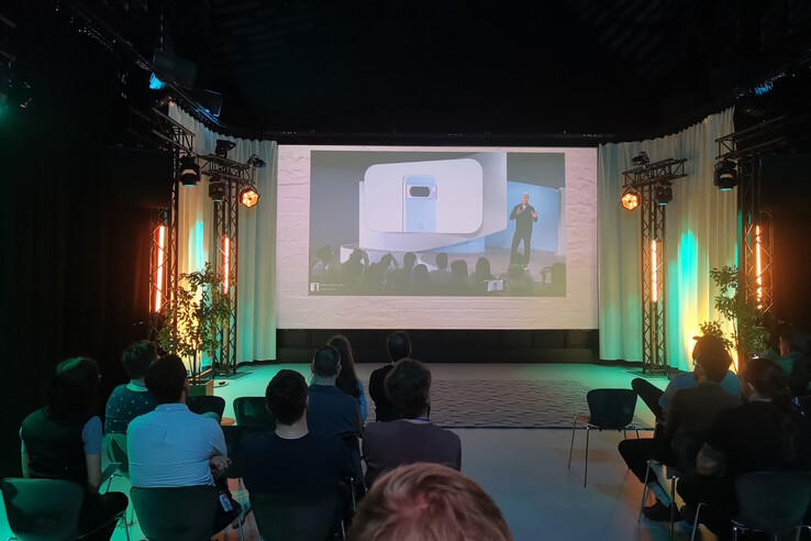 Warum alleine zu Hause den Stream schauen, wenn man auch zu Google gehen kann?