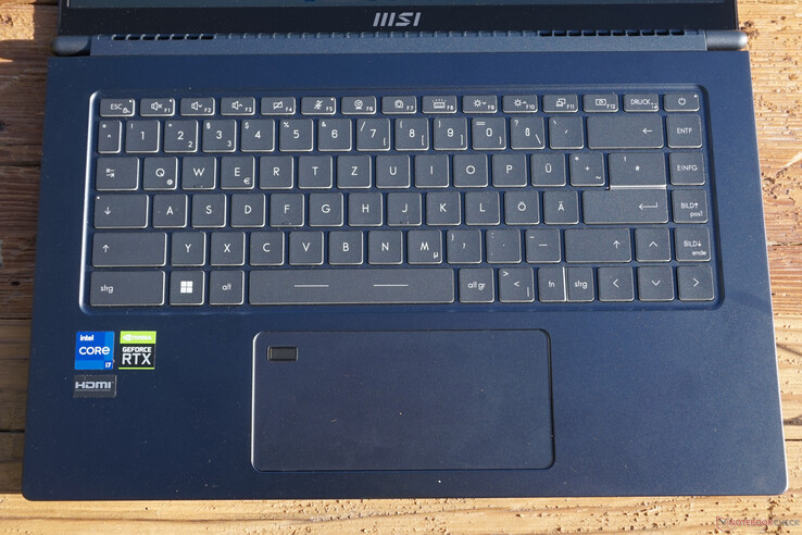 Tastatur in Standardgröße und extra langes Touchpad