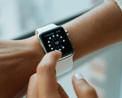 Apple bleibt mit der Apple Watch bei den Wearables die Nummer 1 vor Xiaomi und Fitbit.