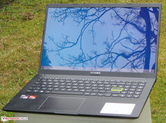 Das spiegelende OLED-Display des Asus Vivobook 15 macht hauptsächlich im Inneneinsatz Spaß (Bild: Sascha Mölck)