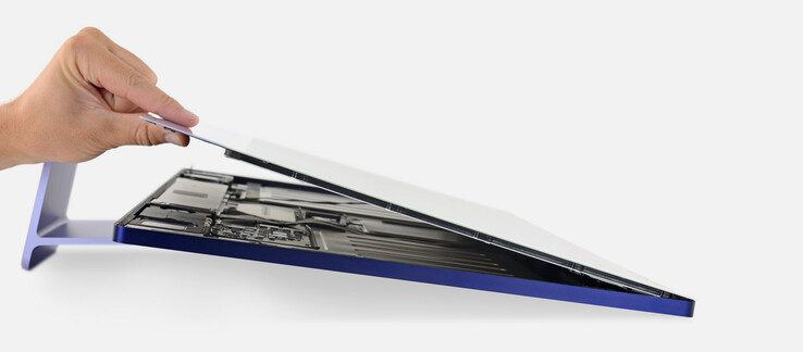 Für Reparaturen muss das Display abgenommen werden, das per Klebstoff am Gehäuse hält. (Bild: iFixit)