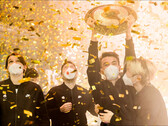 Dota 2 "The International" ist ein Mega-Event im E-Sport. Im letzten Grand Final hielt Team Spirit die Aegis of Champions als Gewinner des "The International 2021" in Händen.