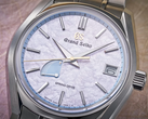 Die Grand Seiko SBGA21 ist mit dem Spring Drive Kaliber 9R65 ausgestattet