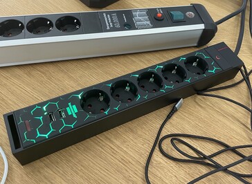 Brennenstuhls neue Gaming-Steckdosenleiste leuchtet zwar, hat aber kein USB Typ C. (Foto: Andreas Sebayang/Notebookcheck.com)